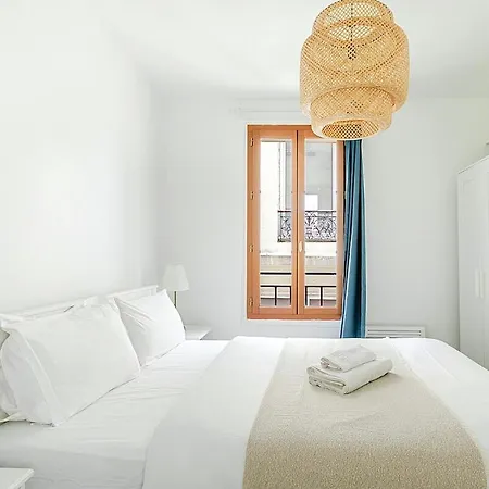 Nid Douillet Pour Deux Dans Le Des Artistes Apartment